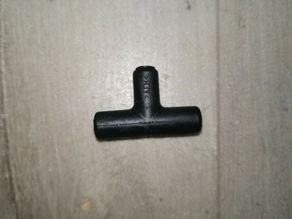 Trójnik Audi 06E133794
