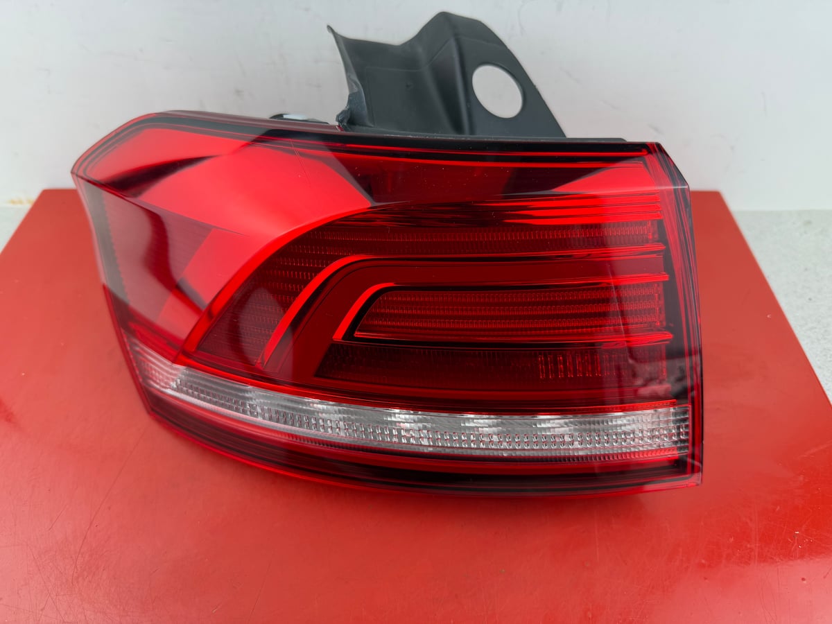 VW Volkswagen PASSAT B8 KOMBI Lampa Lewa Tylna 3G9945095D ID2606122