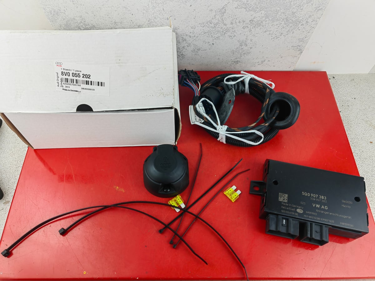 Audi A3 zestaw do haka holowniczego 8V0055202 5Q0907383