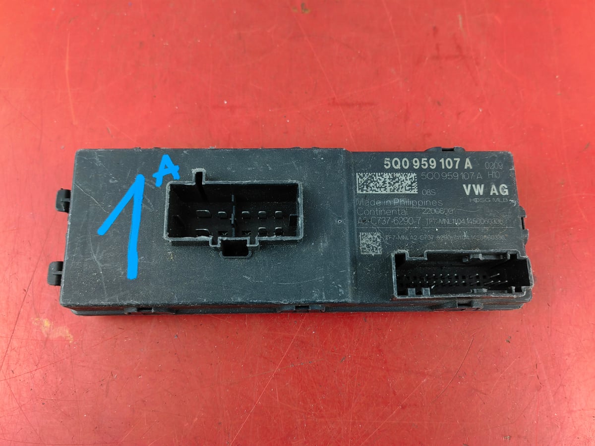 VW Passat Modul Sterownik Bagażnika 5Q0959107A