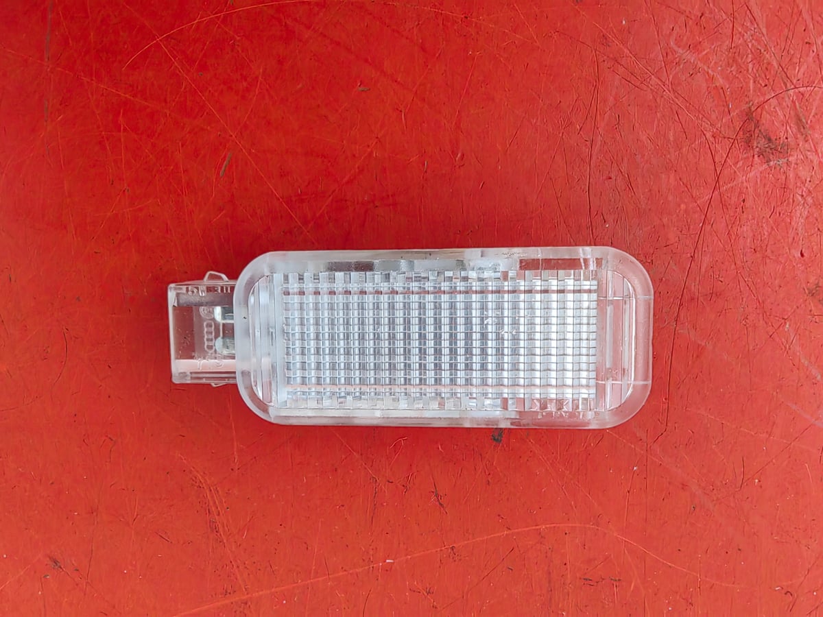 Audi A6 lampka drzwi 8D094741B