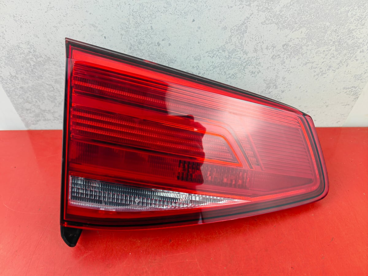 VW PASSAT B8 Lampa tylna wewnętrzna lewa 3G9945093D ID 2606263 uszkodzona