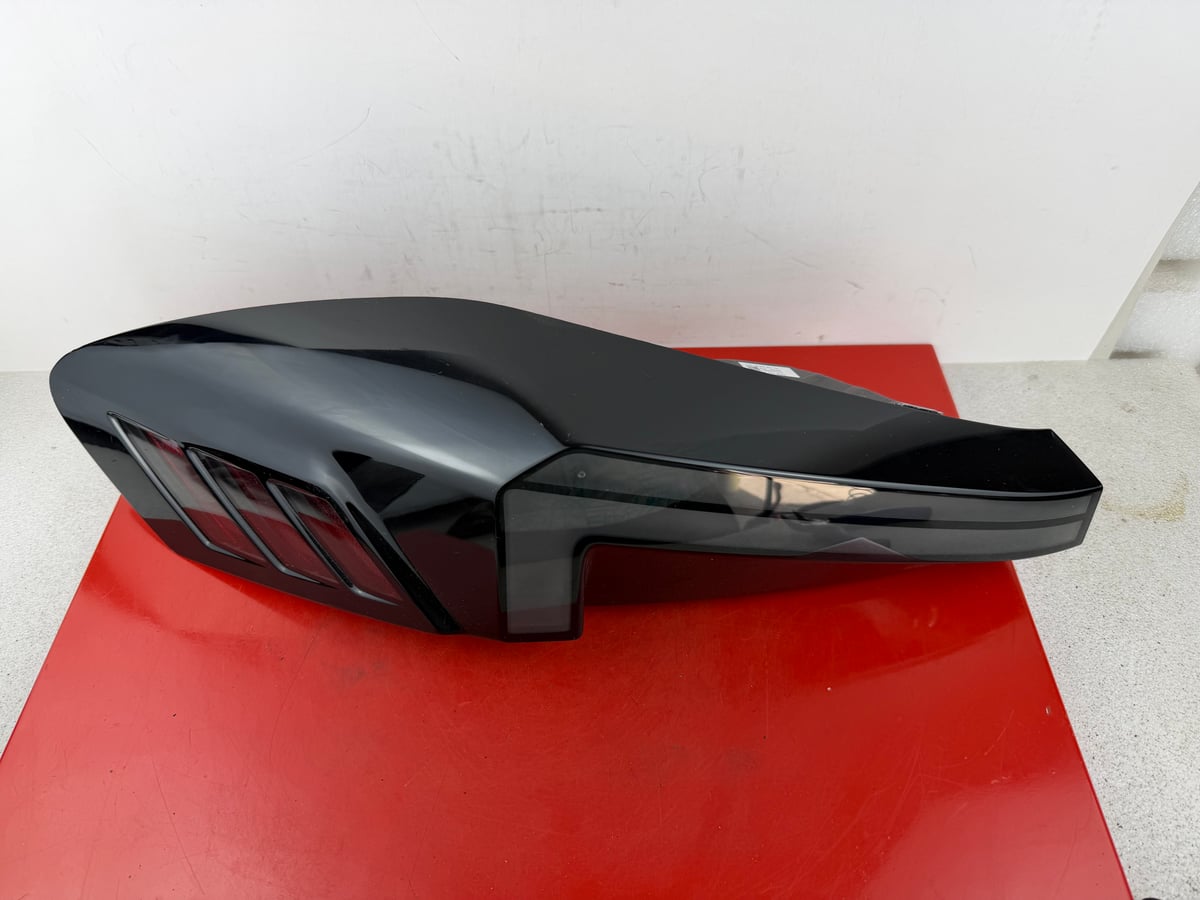 Bmw XM G09 lampa tyłna lewa 9879755