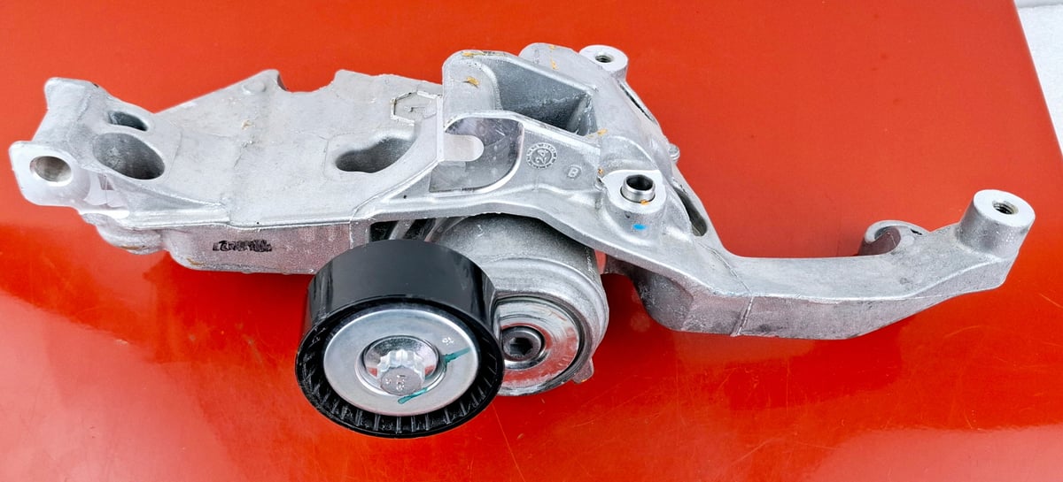 PSA 1.2 THP Wspornik alternatora 9809714680 / Napinacz paska 9841989080