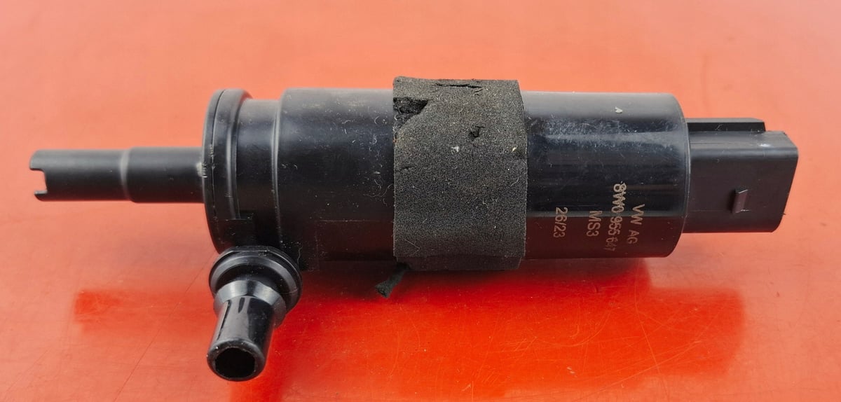 Audi A4 B9 Pompka spryskiwaczy 8W0955647